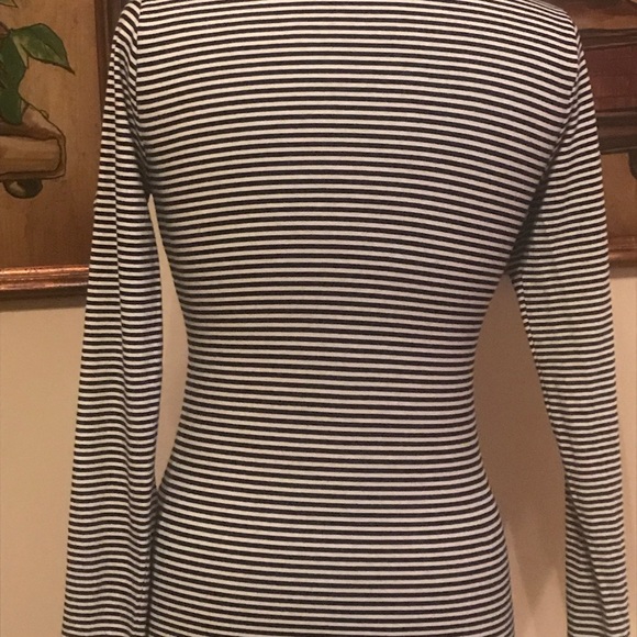 Kenneth Cole Reaction knotted v-neck b/w top - Picture 2 of 3